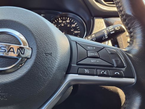 Used 2017 Nissan Rogue SV FWD image 16