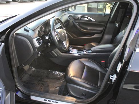 Used 2017 INFINITI QX30 Premium FWD image 9