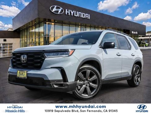 Used 2025 Honda Pilot Sport image 1