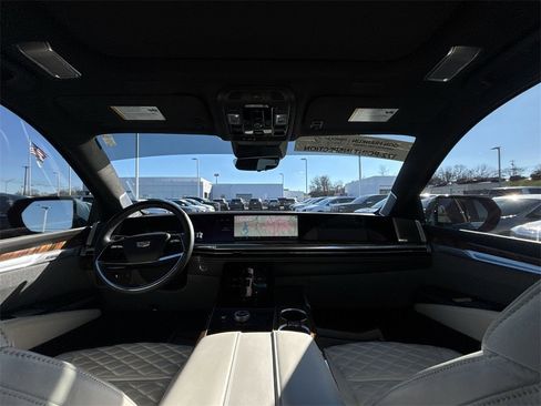 Used 2025 Cadillac Escalade Premium Luxury Platinum image 10