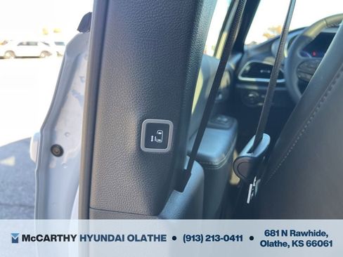 Used 2025 Chrysler Pacifica Limited FWD image 26