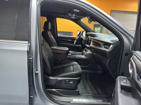 Used 2024 GMC Yukon XL Denali AWD/4WD image 19