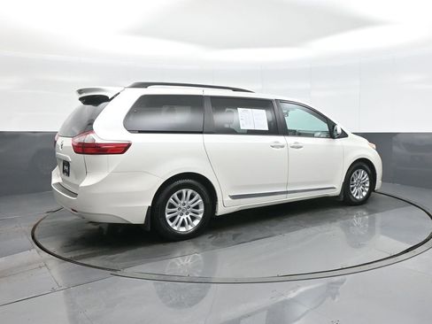 Used 2015 Toyota Sienna XLE image 7