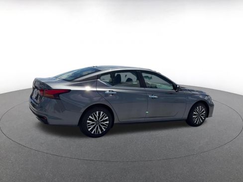 Used 2025 Nissan Altima 2.5 SV FWD image 15