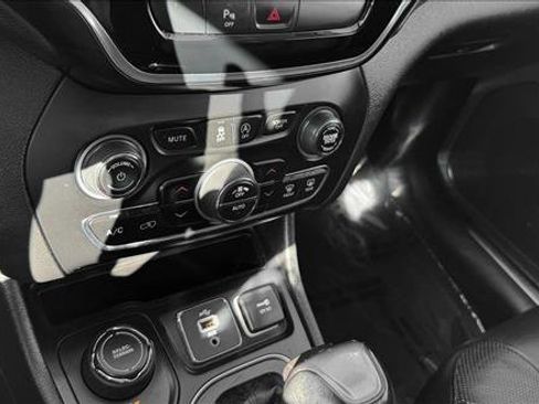 Used 2019 Jeep Cherokee Limited w/ Trailer Tow Group AWD/4WD image 15