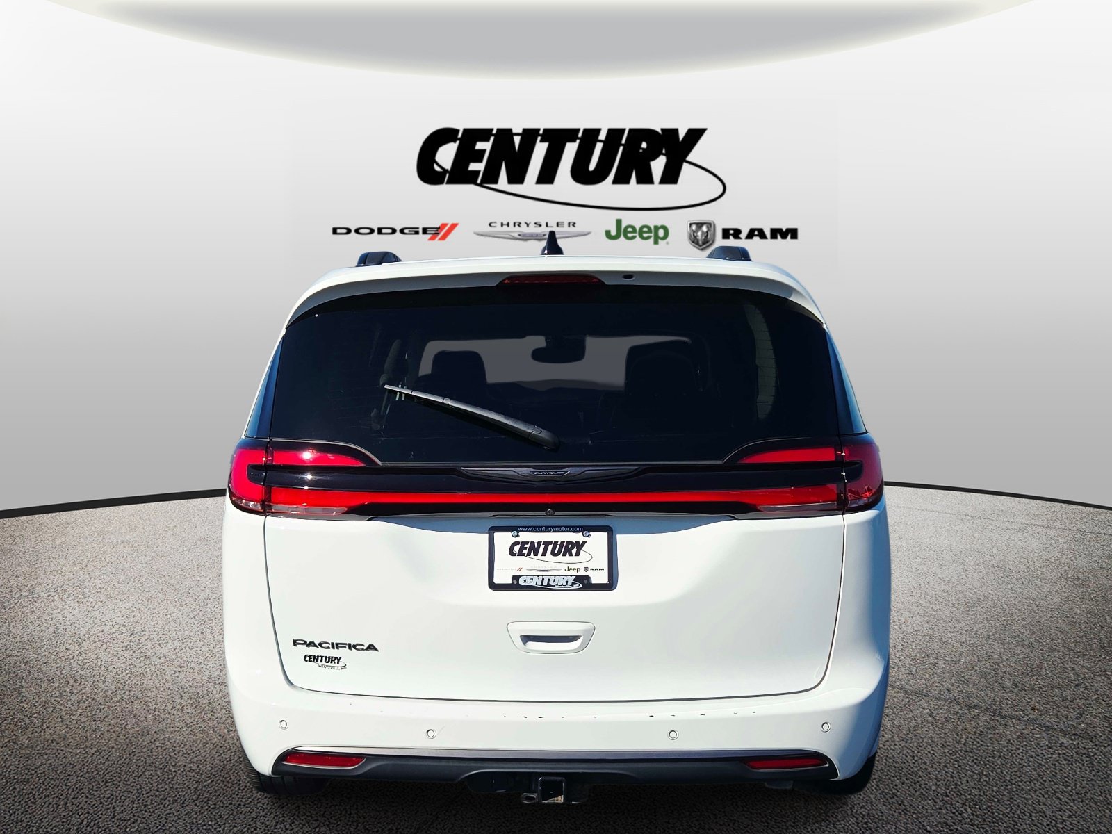 Used 2024 Chrysler Pacifica Touring-L FWD image 5