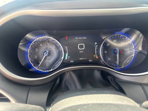Used 2023 Chrysler Pacifica Touring-L FWD image 14