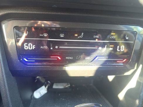 Used 2022 Volkswagen Tiguan SE image 23