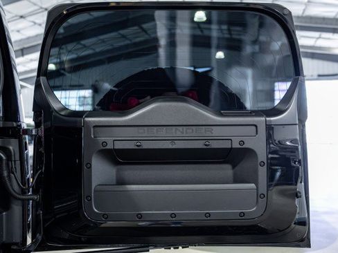 Used 2025 Land Rover Defender 110 image 17