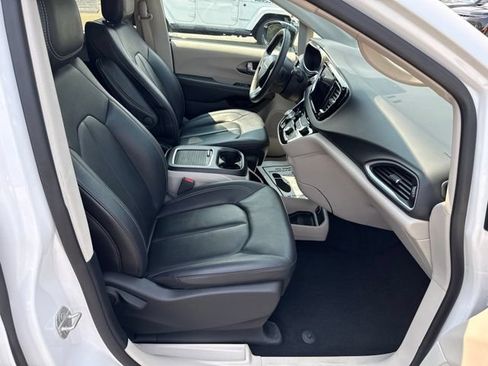 Certified 2024 Chrysler Pacifica Touring-L FWD image 15