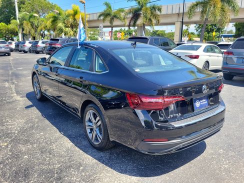 Certified 2024 Volkswagen Jetta SE w/ Panoramic Sunroof Package FWD image 7