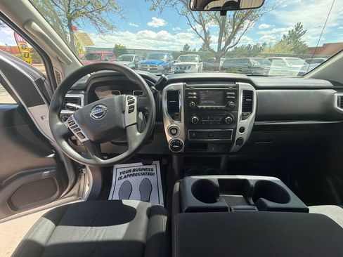 Used 2018 Nissan Titan SV AWD/4WD image 11