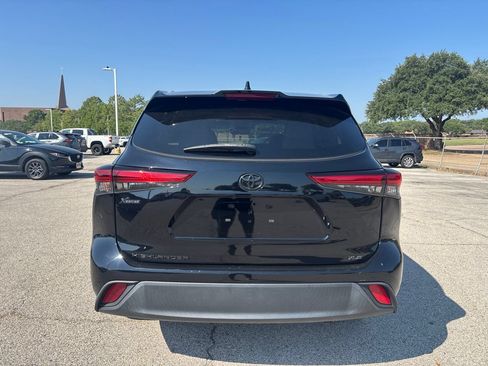 Used 2023 Toyota Highlander XLE FWD image 5