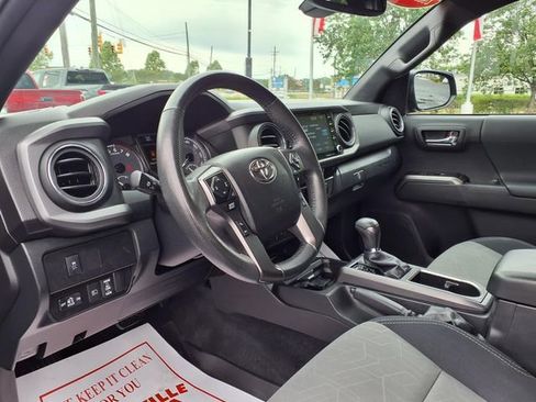 Used 2022 Toyota Tacoma TRD Off-Road AWD/4WD image 15