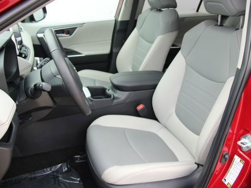 Used 2025 Toyota RAV4 XLE Premium image 19