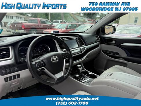Used 2018 Toyota Highlander XLE AWD/4WD image 42