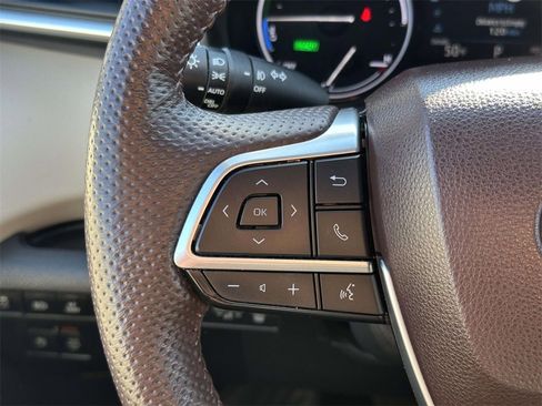 Used 2023 Toyota Sienna Platinum image 9