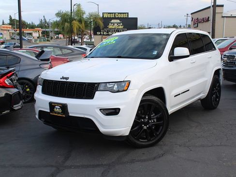 Used 2018 Jeep Grand Cherokee Altitude AWD/4WD image 41
