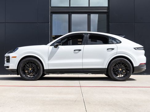 Certified 2024 Porsche Cayenne Coupe image 2