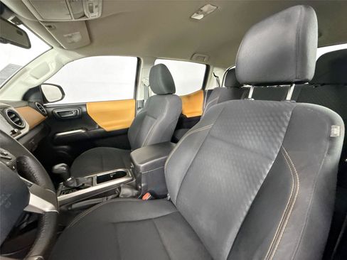 Used 2020 Toyota Tacoma SR5 RWD image 3