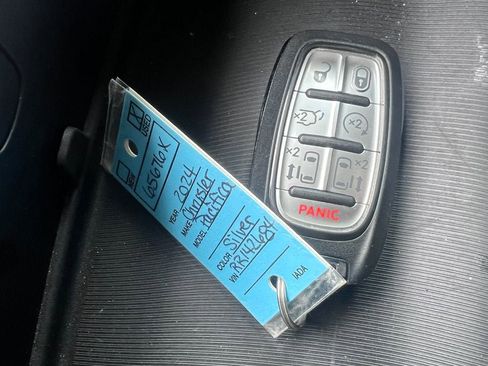 Used 2024 Chrysler Pacifica Touring-L FWD image 24