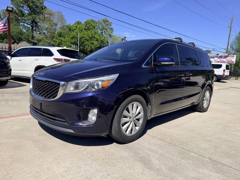 Used 2018 Kia Sedona EX image 2