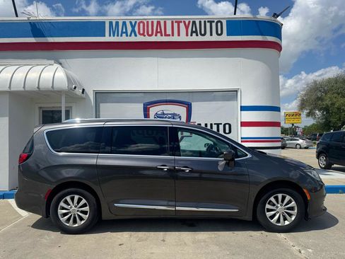 Used 2019 Chrysler Pacifica Touring-L FWD image 18
