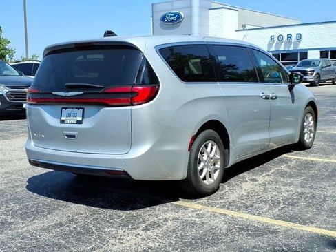 Used 2024 Chrysler Pacifica Touring-L FWD image 32
