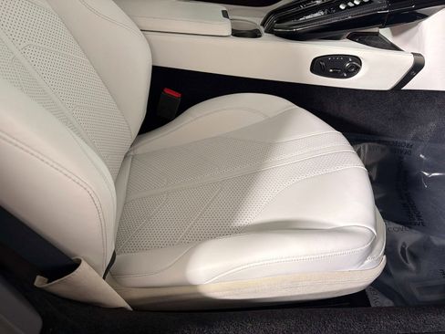 Used 2025 Aston Martin V8 Vantage Coupe RWD image 26