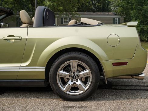 Used 2005 Ford Mustang Convertible RWD image 5