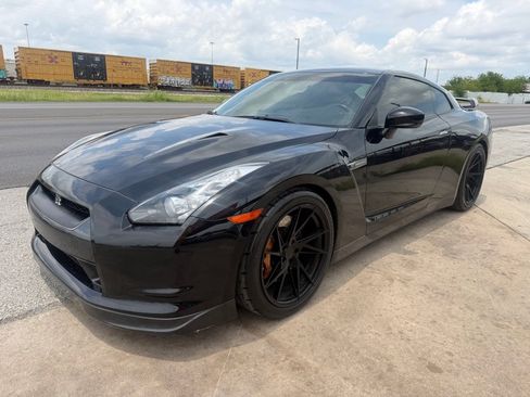 Used 2010 Nissan GT-R Premium AWD/4WD image 2
