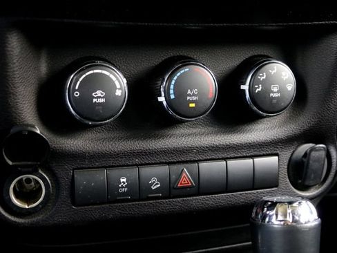 Used 2018 Jeep Wrangler Unlimited Sport w/ Connectivity Group AWD/4WD image 18