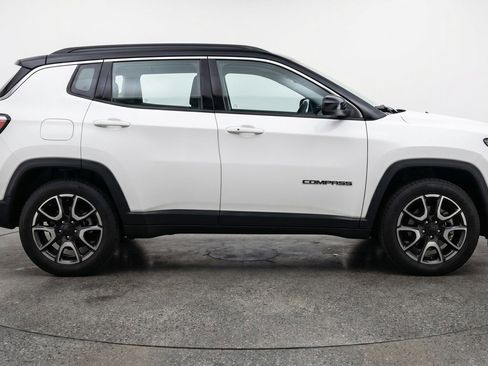 Used 2025 Jeep Compass Trailhawk AWD/4WD image 11