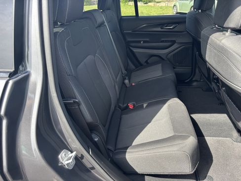 Used 2025 Jeep Grand Cherokee Laredo RWD image 23