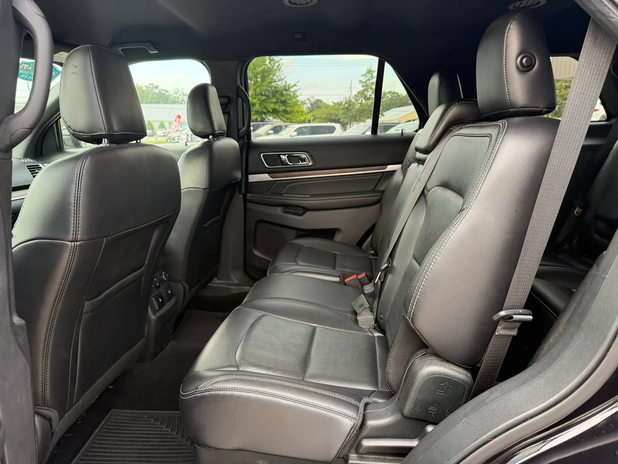 Used 2019 Ford Explorer Limited w/ Class III Trailer Tow Package FWD image 14