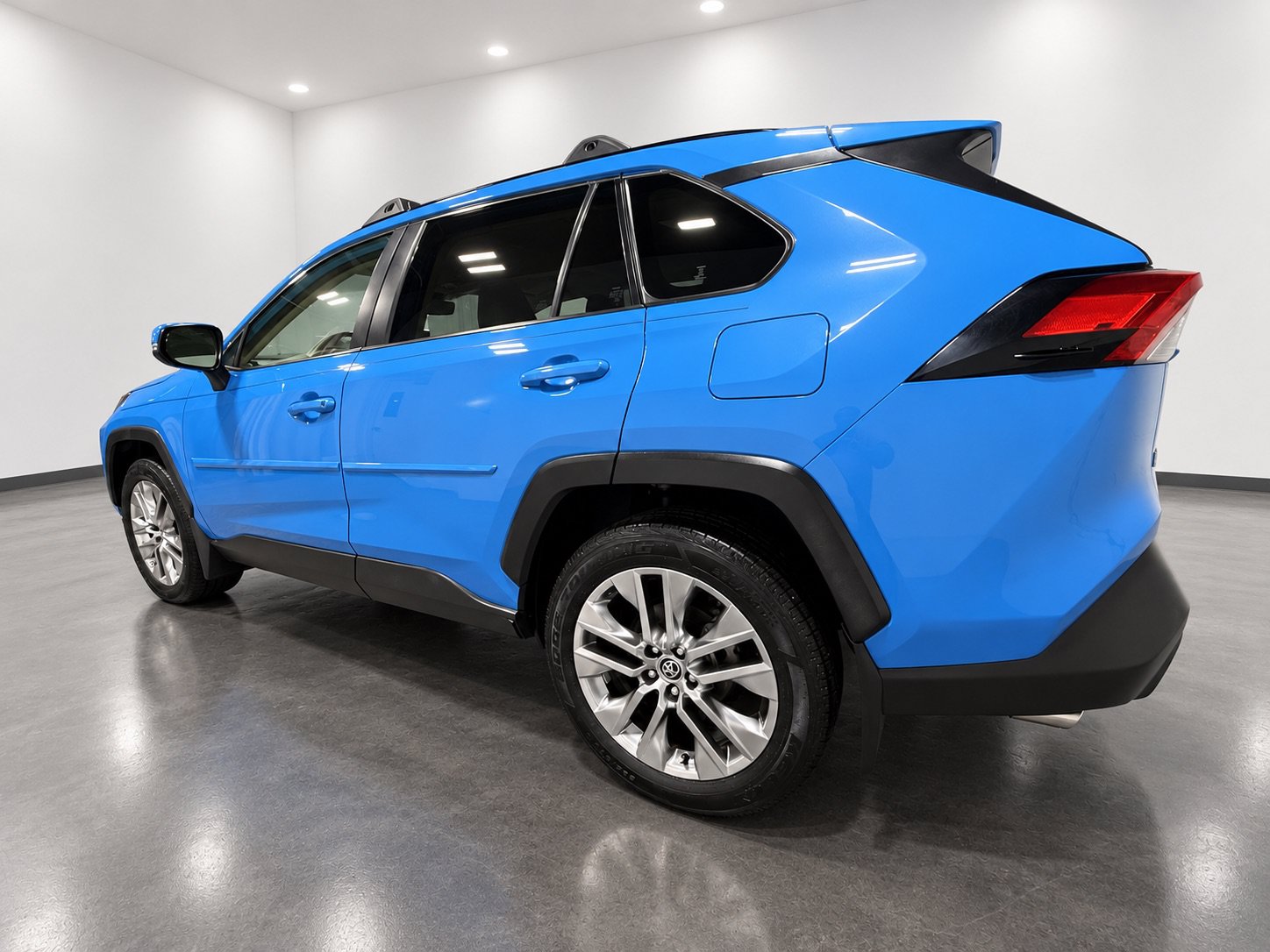 Used 2020 Toyota RAV4 XLE Premium AWD/4WD image 7
