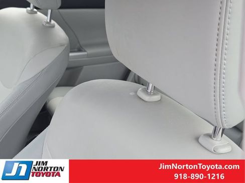 Used 2012 Toyota Prius V Five FWD image 17