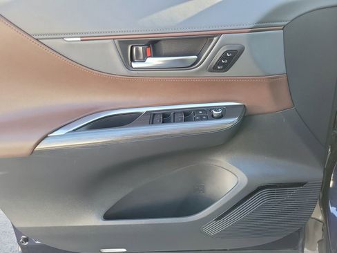 Used 2023 Toyota Venza XLE image 20