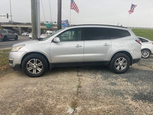Used 2017 Chevrolet Traverse LT FWD image 2