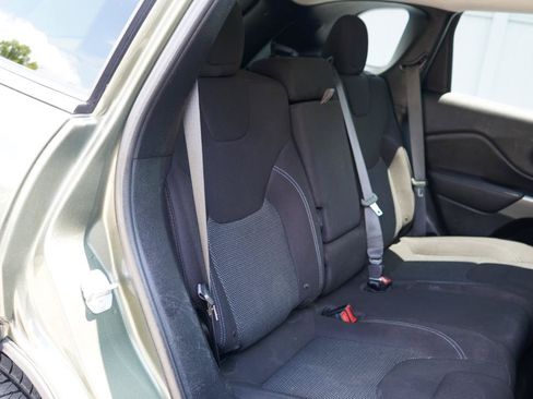 Used 2019 Jeep Cherokee Latitude w/ Popular Appearance Group AWD/4WD image 65
