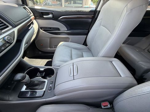 Used 2014 Toyota Highlander Limited Platinum AWD/4WD image 18