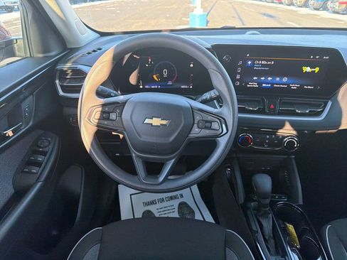 Used 2025 Chevrolet TrailBlazer LT AWD/4WD image 13