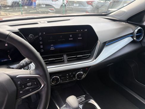Used 2025 Chevrolet Trax LT w/ LT Convenience Package FWD image 17