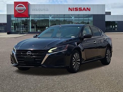 Used 2024 Nissan Altima 2.5 SV AWD/4WD image 3