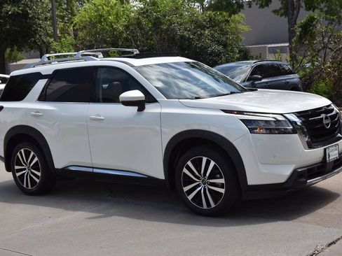 Used 2024 Nissan Pathfinder Platinum FWD image 5