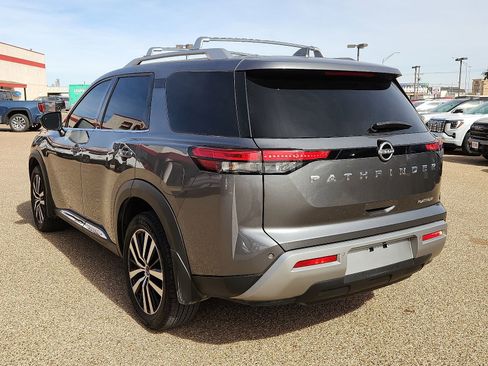 Used 2023 Nissan Pathfinder Platinum image 3