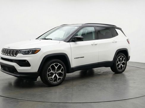 Used 2025 Jeep Compass Limited image 3