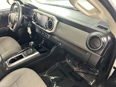 Used 2022 Toyota Tacoma SR5 RWD image 16