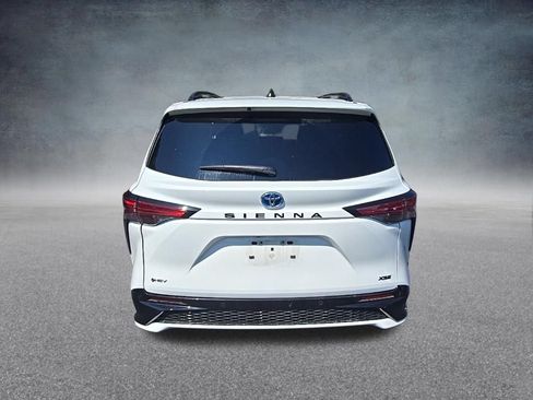 Used 2025 Toyota Sienna XSE FWD image 8