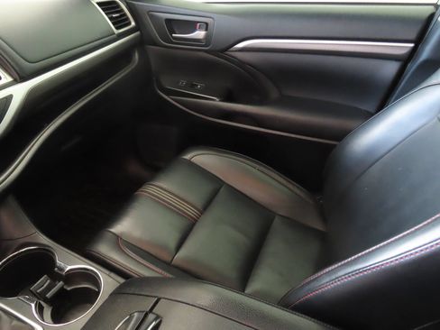Used 2019 Toyota Highlander SE w/ Nightshade Edition FWD image 21